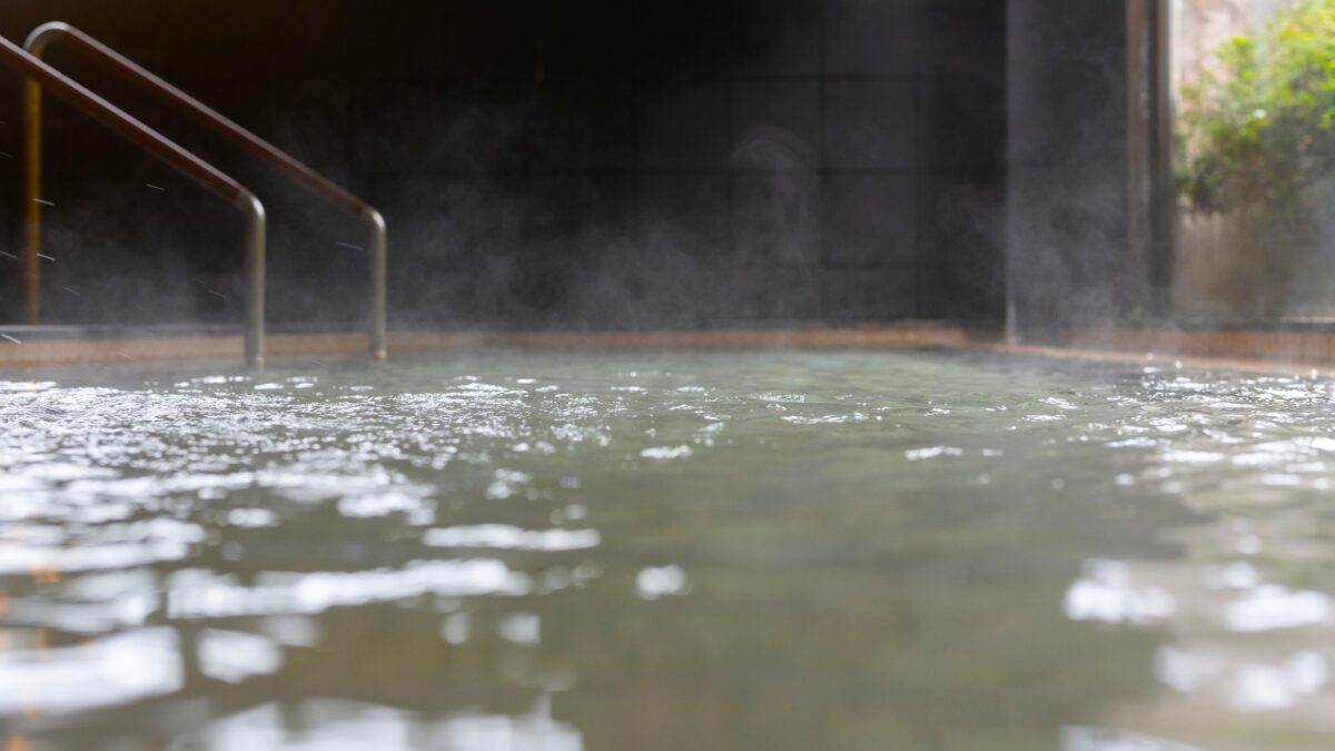 大浴場「殿の湯」内湯: 少し塩味のある柔らかな温泉