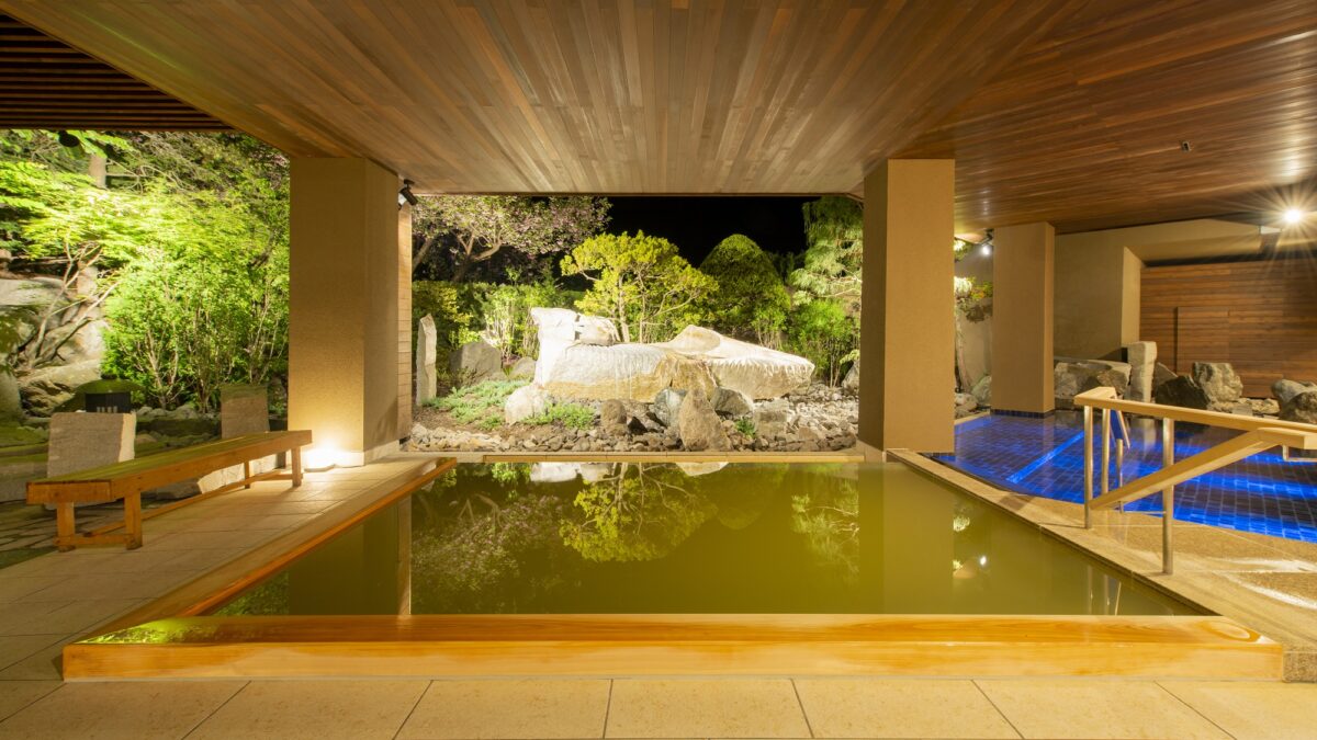庭園を望む「月の湯」