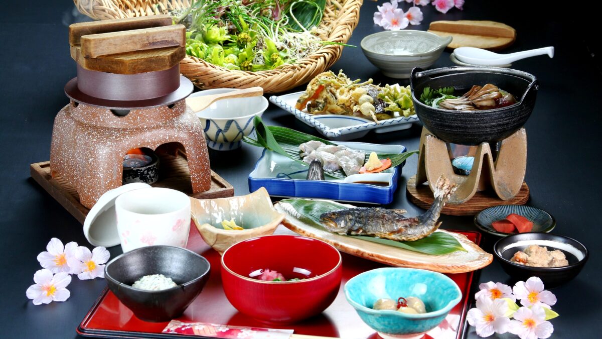 食事夕食。豊富にとれる山菜やきのこなど、旬の山の幸を生かした美味しい料理でおもてなし（別角度 4）