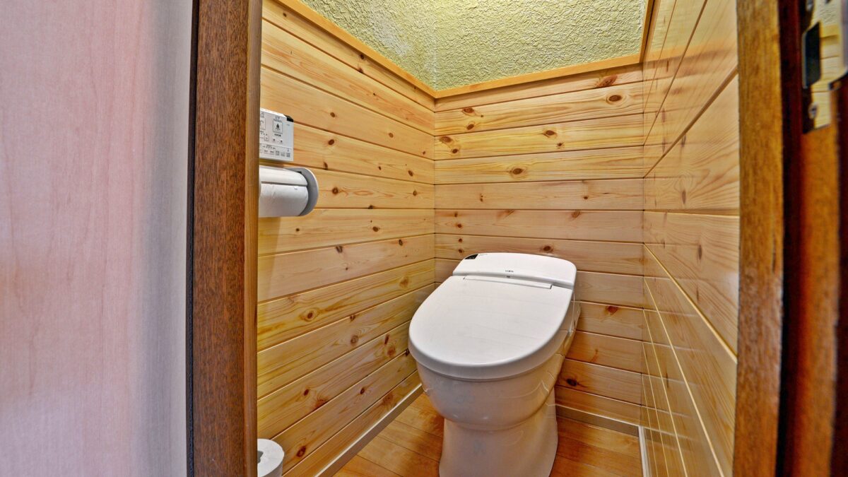 【館内（共有トイレ）】洗浄機付きのトイレです