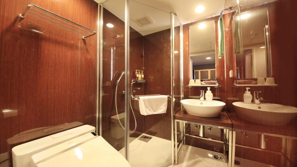 【デラックスツイン】客室設備／トイレ付きシャワーユニット