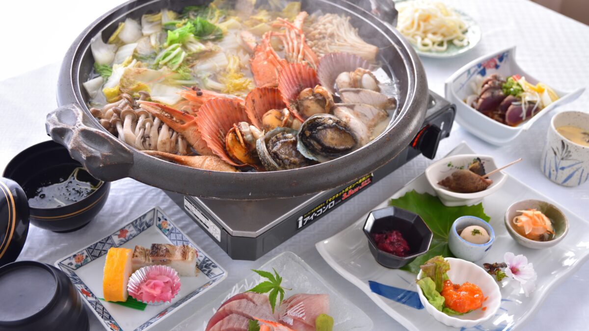 当館人気料理！黒潮の海鮮が満載のワイン蒸し（別角度 3）