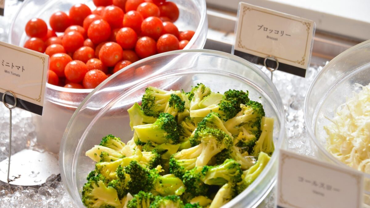 朝食ビュッフェ｜ヘルシーに、朝食はサラダからスタート