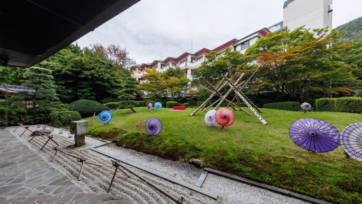 【庭園】四季折々の表情を見せる日本庭園。非日常の空間を心ゆくまでお楽しみいただけます