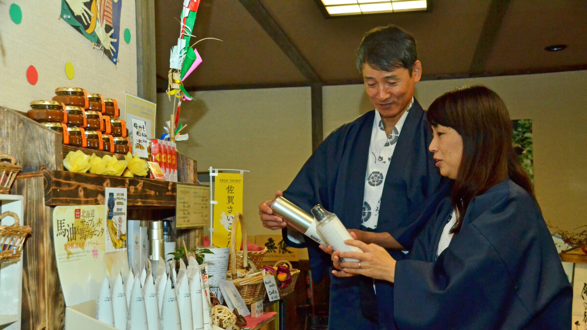 【売店コーナー】自然派化粧品をはじめ手作りの小物を販売しています