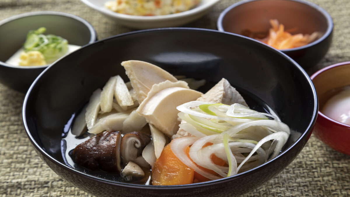 朝食：青森の郷土料理「せんべい汁」