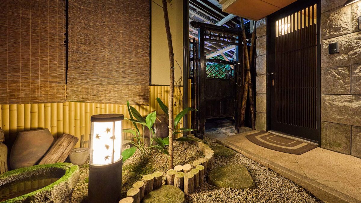 【館内】和の趣を感じる灯りと緑が、心安らぐ時間を演出します