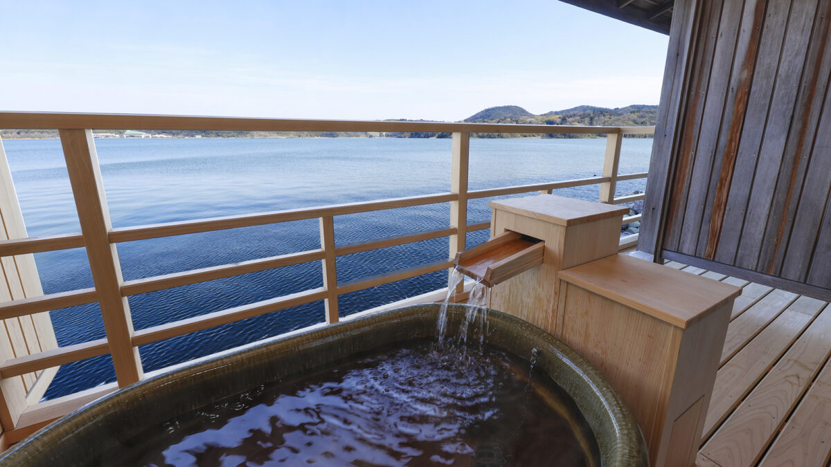湖上に浮かぶ絶景の宿 はわい温泉 千年亭 photo