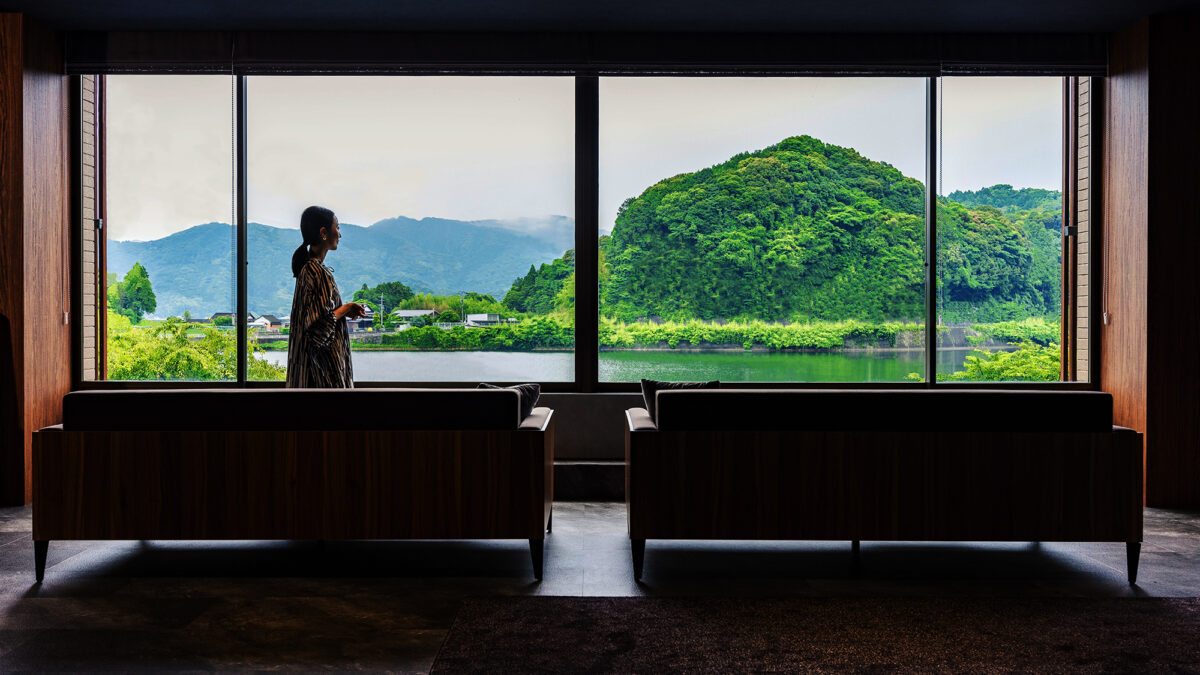 【ロビー/ラウンジ】雄大な山々の風景をすぐそばに感じ、心癒されるひとときをお過ごしください