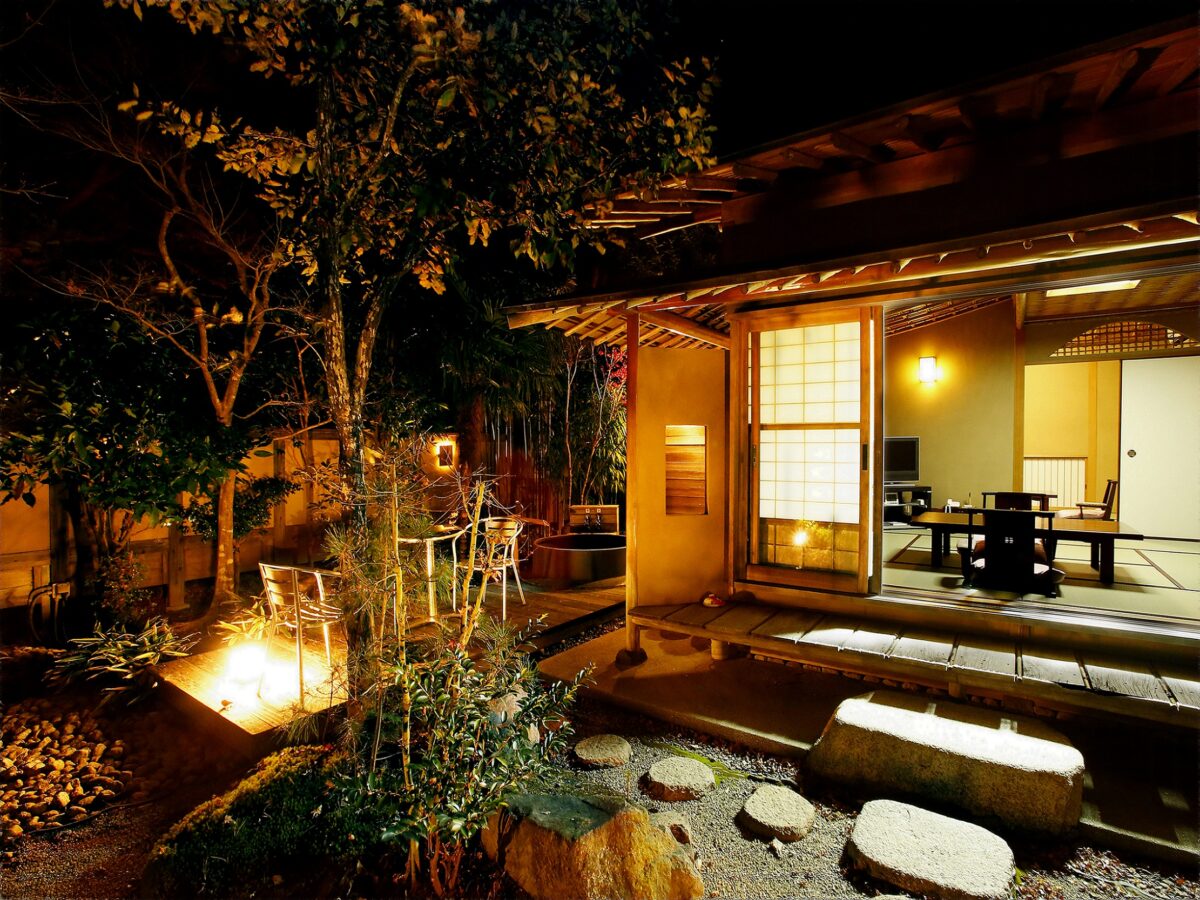 離れ 雄飛 夜・庭園