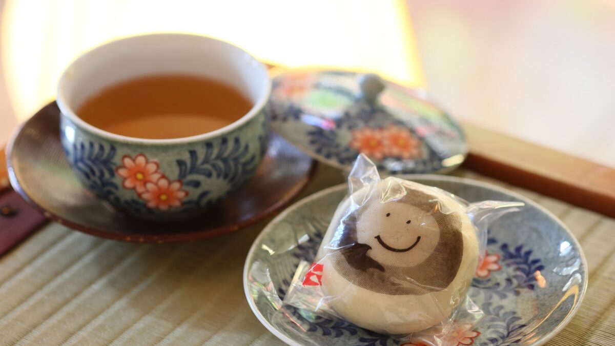 茶と一緒に味わう顔の包装の温泉まんじゅう