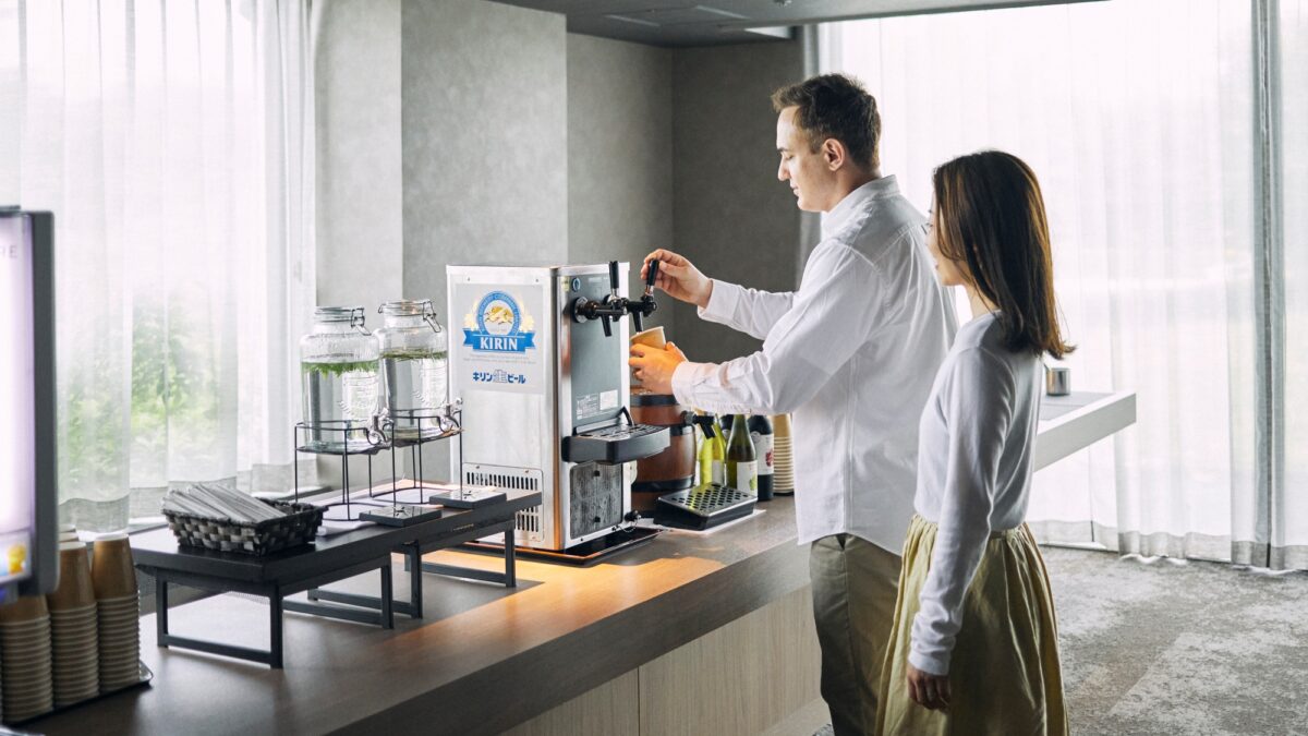 【ラウンジ】お酒やソフトドリンクにおつまみを無料でご用意しております