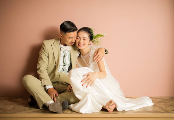 JUICY SHUTTER!｜やわらかな色の背景で見つめ合う新郎新婦