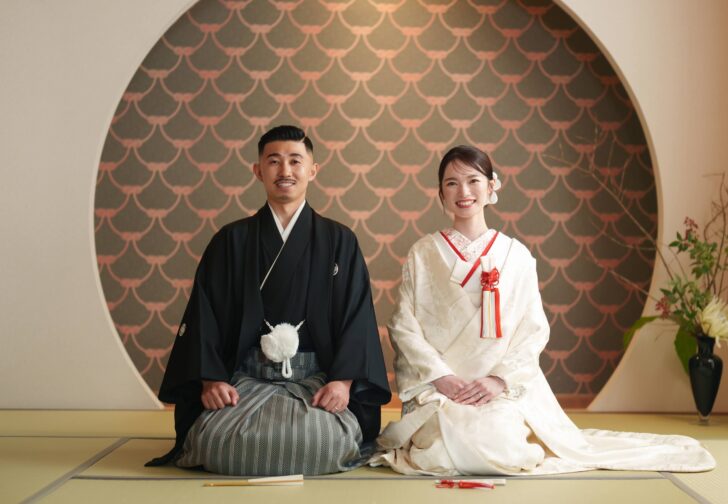 JUICY SHUTTER!｜温かな色のスタジオで座る新郎新婦
