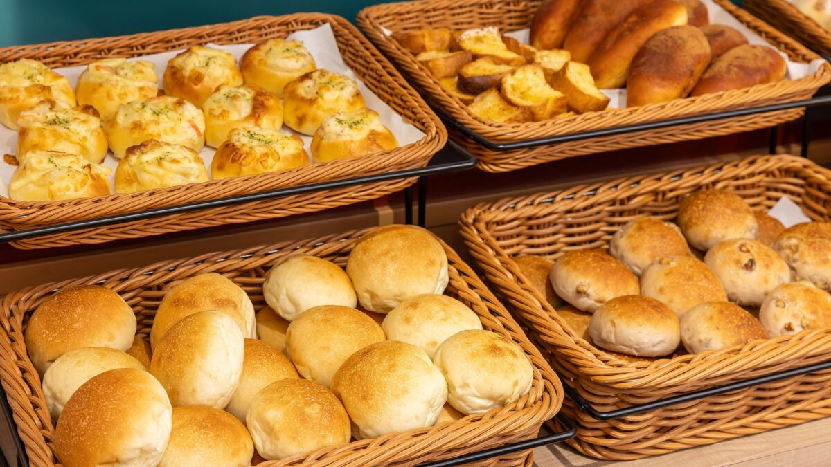 地元に愛される老舗パン屋「SWEET」の焼きたて パンをご朝食で！