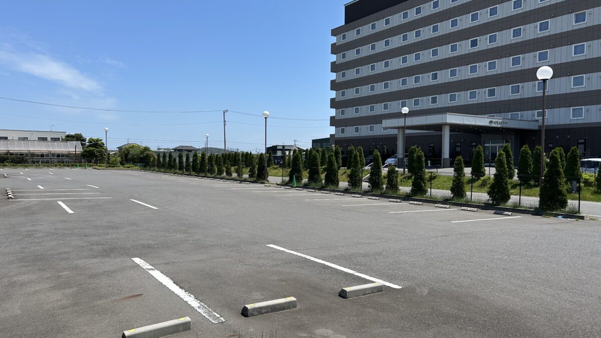 無料平面駐車場は144台駐車可能！