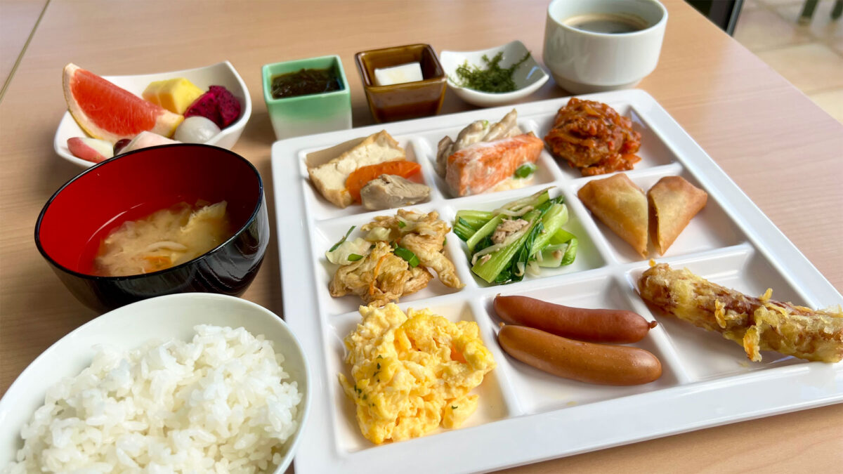ビュッフェスタイル朝食宮古島産の食材をふんだんに使ったビュッフェスタイルの朝食