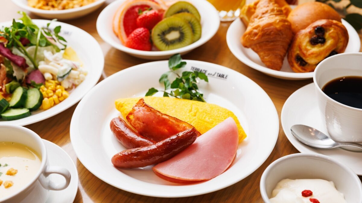 朝食ビュッフェホテル朝食の定番からこだわりの玉子料理まで約50種類を提供（別角度 2）