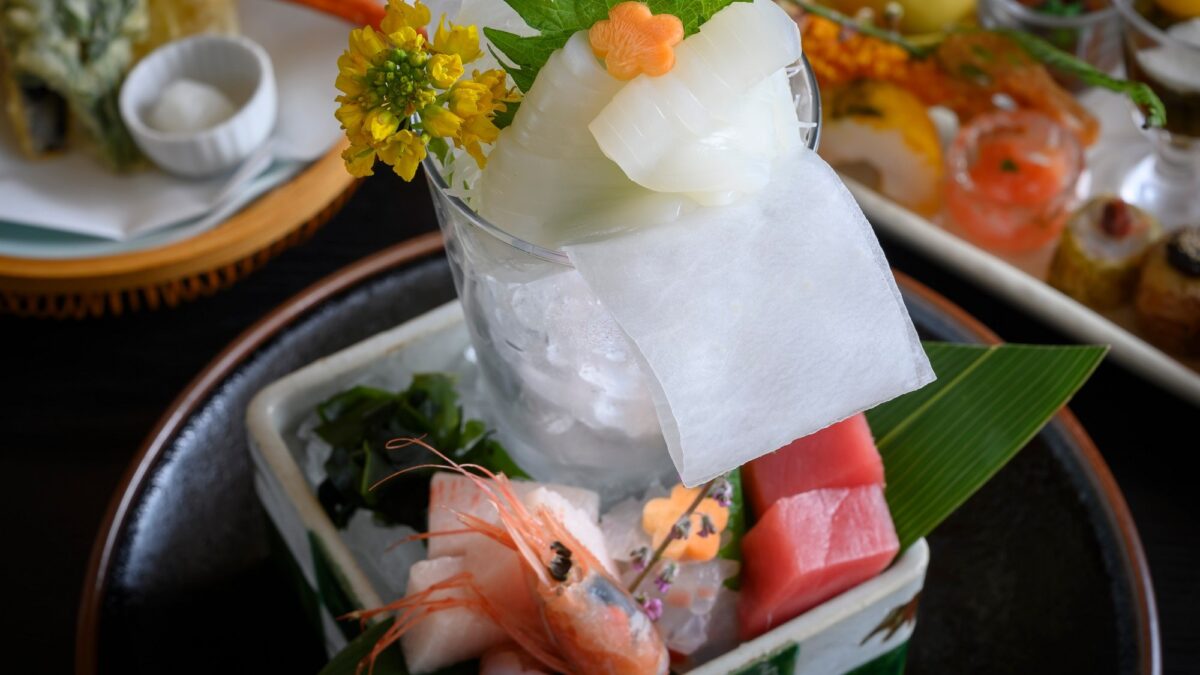 お造り近海で獲れる新鮮な地魚を使用した料理長こだわりの一皿