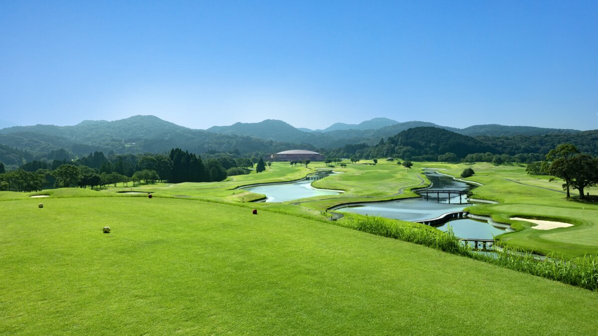 若木ゴルフ倶楽部（ホテルから車で約30分）：山水画を思わせる西日本唯一の名コース