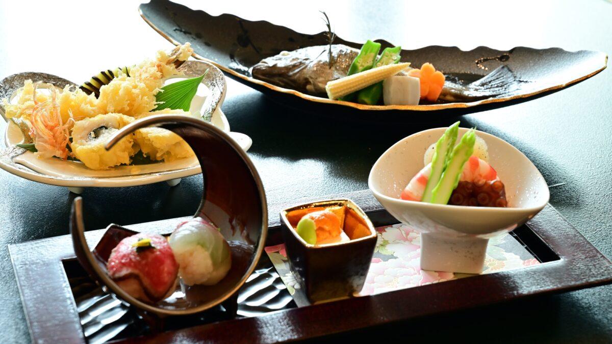*〔季節の会席料理〕板場が腕によりをかけたお食事、目にも舌にも美味しい食事をお楽しみくだ