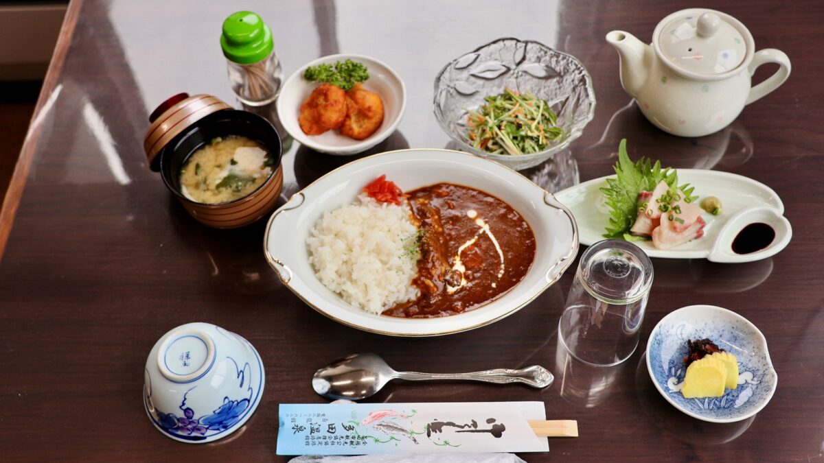 カレー定食毎週水曜日の夕食はカレーをご用意致します