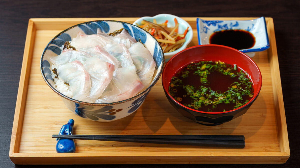 夕食おまかせ地魚丼/お汁・小鉢付 柏島近海でとれた旬の新鮮なおすすめ地魚を丼でご提供