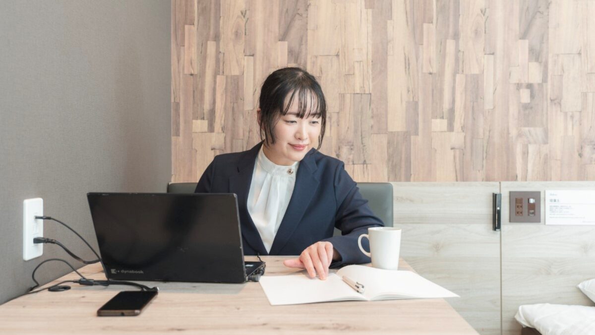 WEB会議もしやすいワイドデスクです
