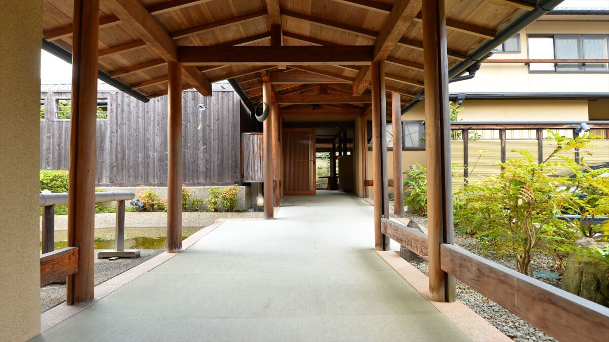 別館 鹿鳴山荘への渡廊下