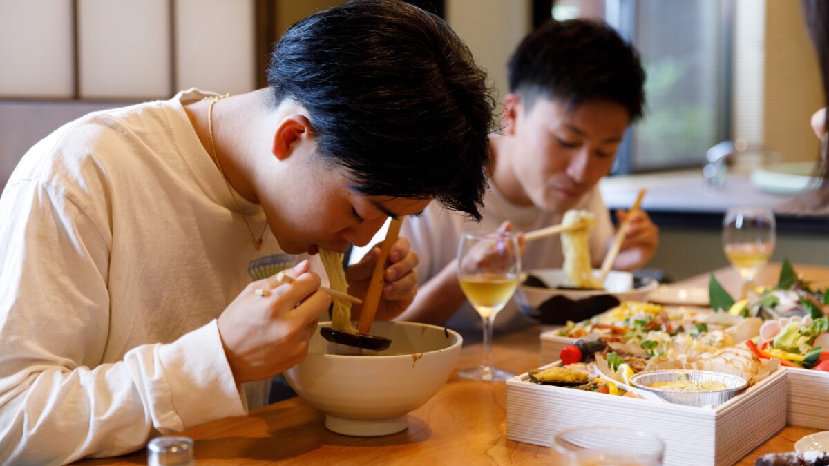 客室で食事（別角度 2）