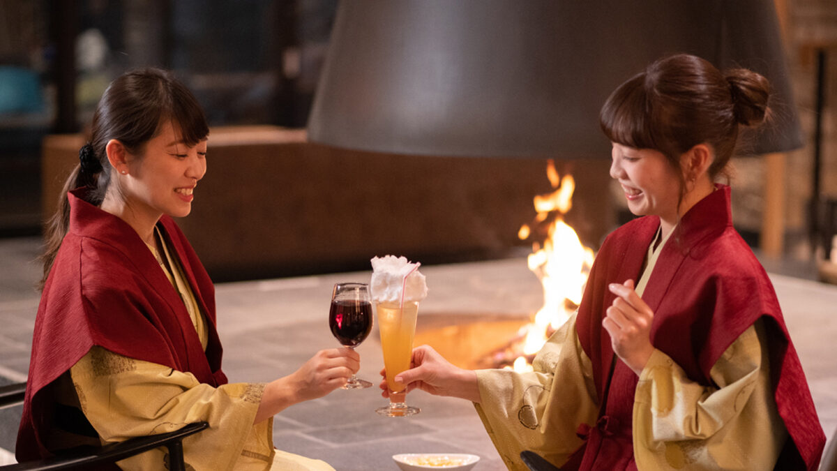 ナイトドリンクを片手に素敵な夜を♪暖炉ラウンジ