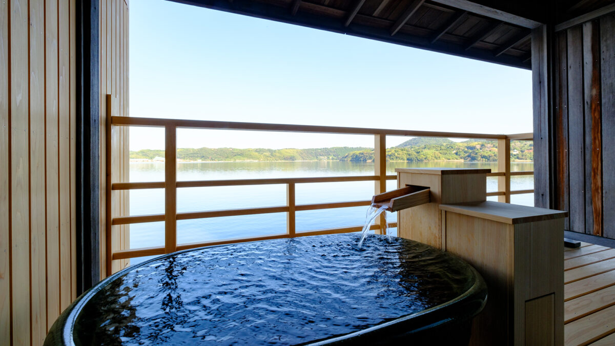 湖上に浮かぶ絶景の宿 はわい温泉 千年亭 photo