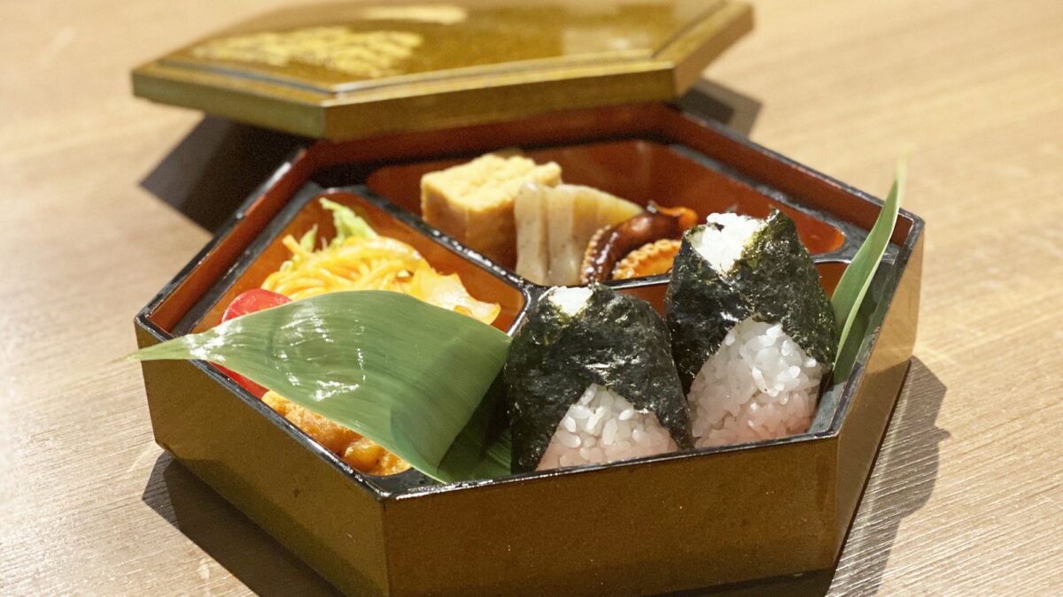 料理一例：連泊のお客さま用おにぎり弁当