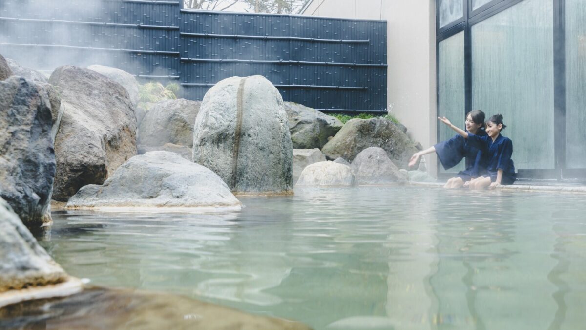 露天岩風呂でゆったりとお寛ぎください