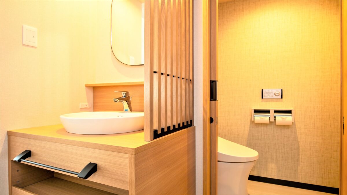 畳ツインルームはバスルーム・洗面台・トイレがそれぞれ別のセパレートタイプとなっております
