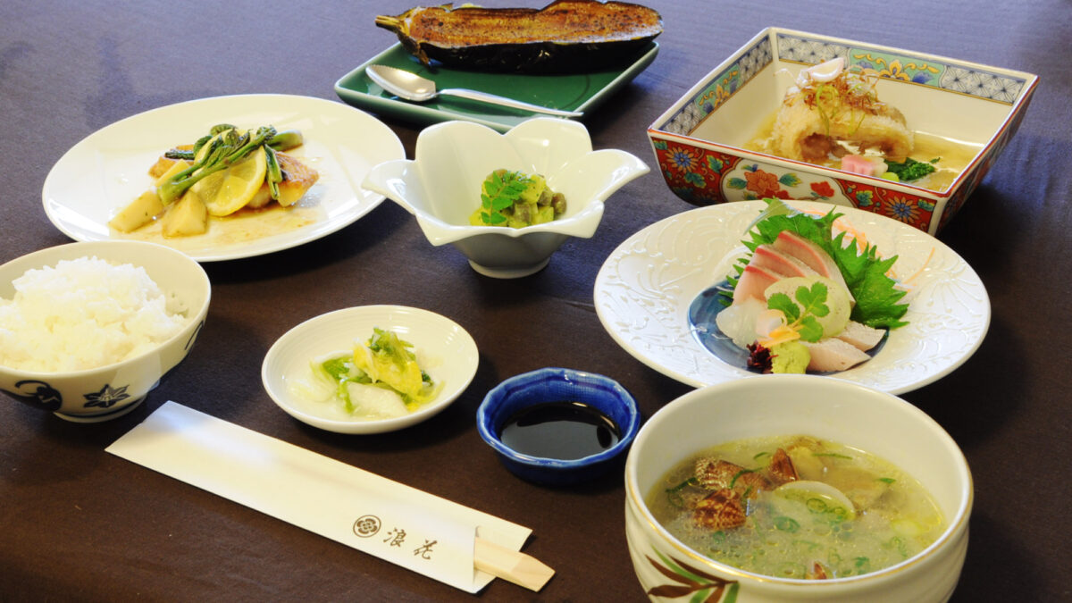夕食の一例季節の食材を活かして心を込めた調理でおもてなしいたします