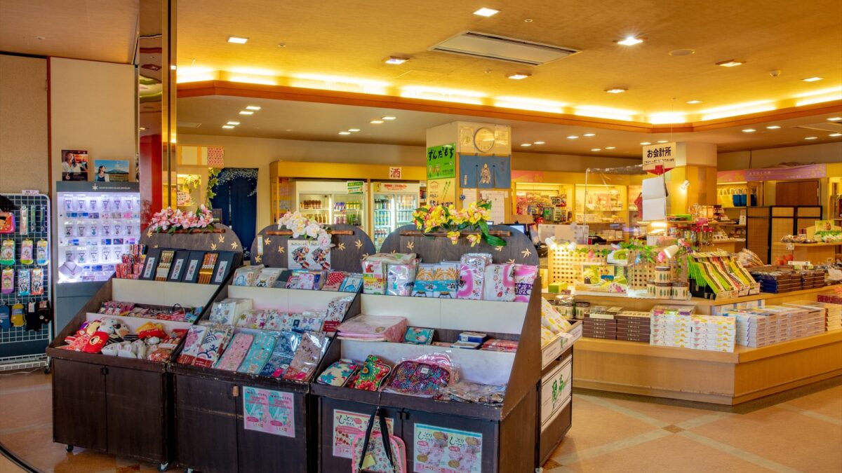 【売店】地元名産やオリジナル土産に加え、ファッション用品や赤ちゃん用品まで