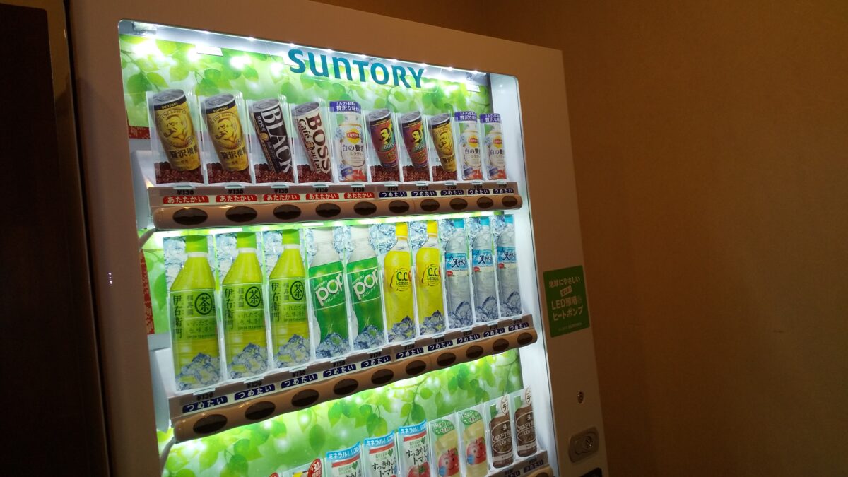 サントリーの自動販売機も1Fにございます。値段は通常価額ですよ