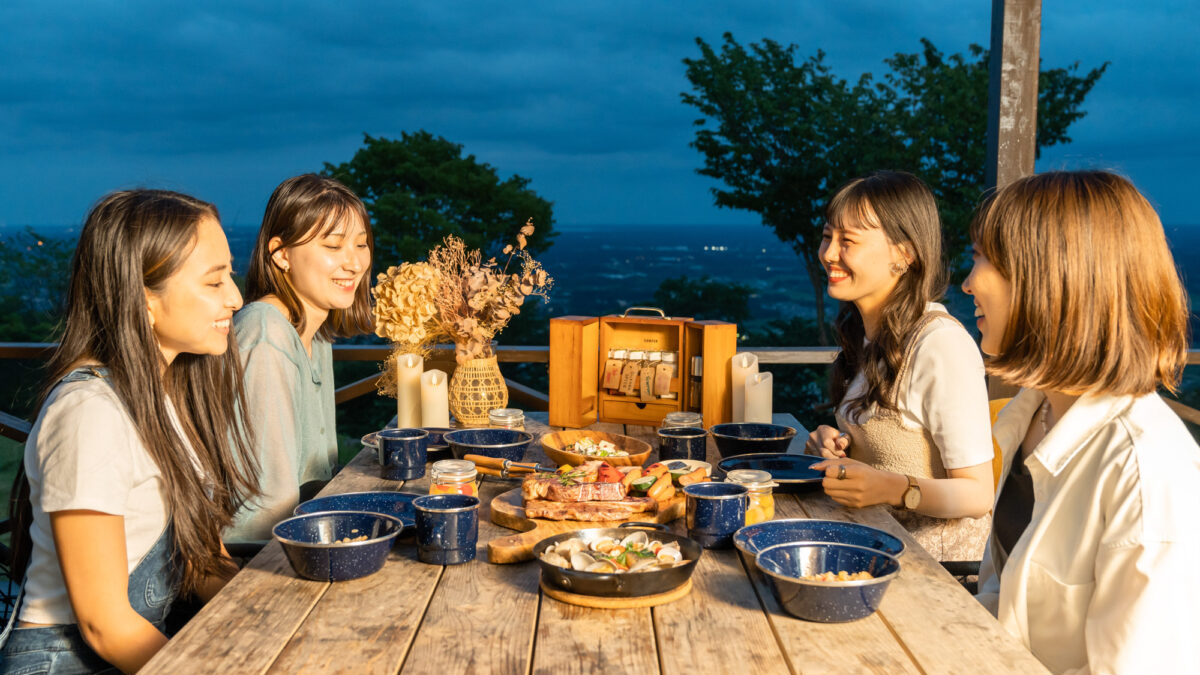 とっておきの景色と料理を囲む、森のナイトダイニング