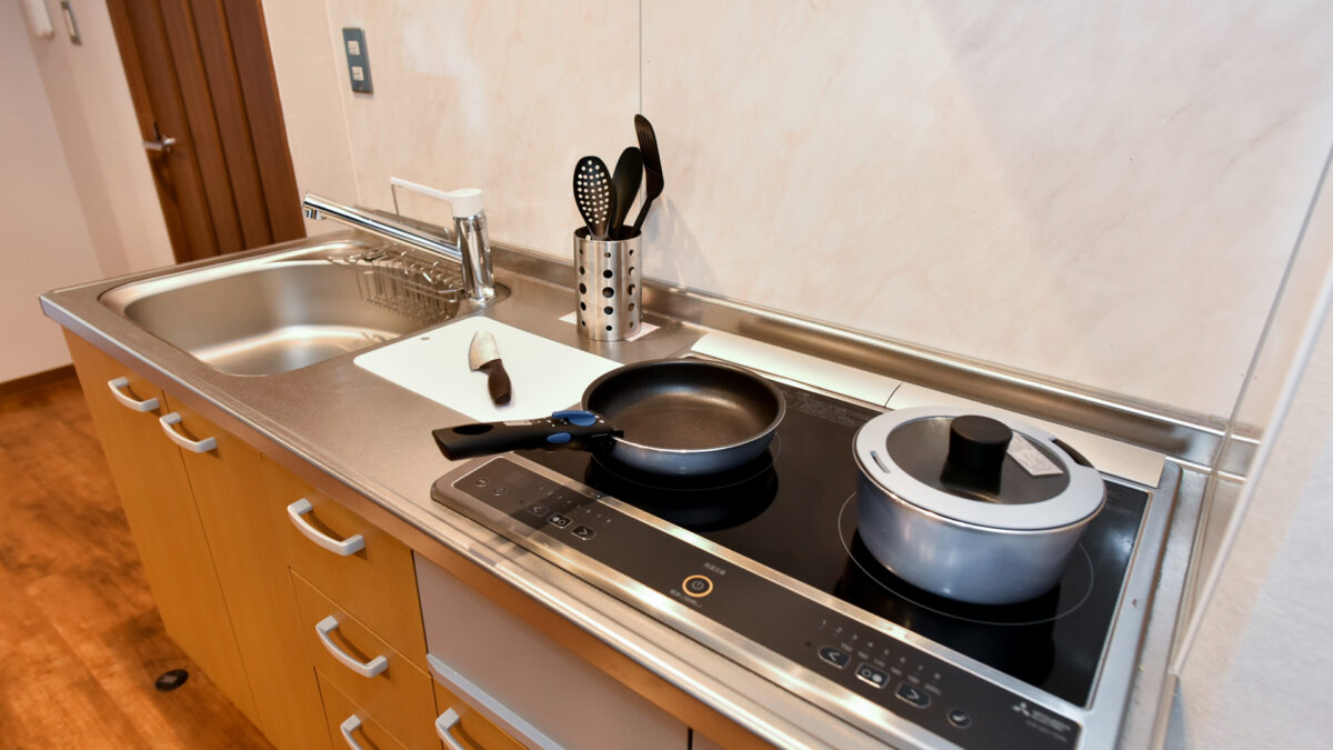 調理器具も完備皆様でワイワイお料理を作ったり楽しみ方は自由♪【洋室/メゾネットルーム共通（別角度 4）
