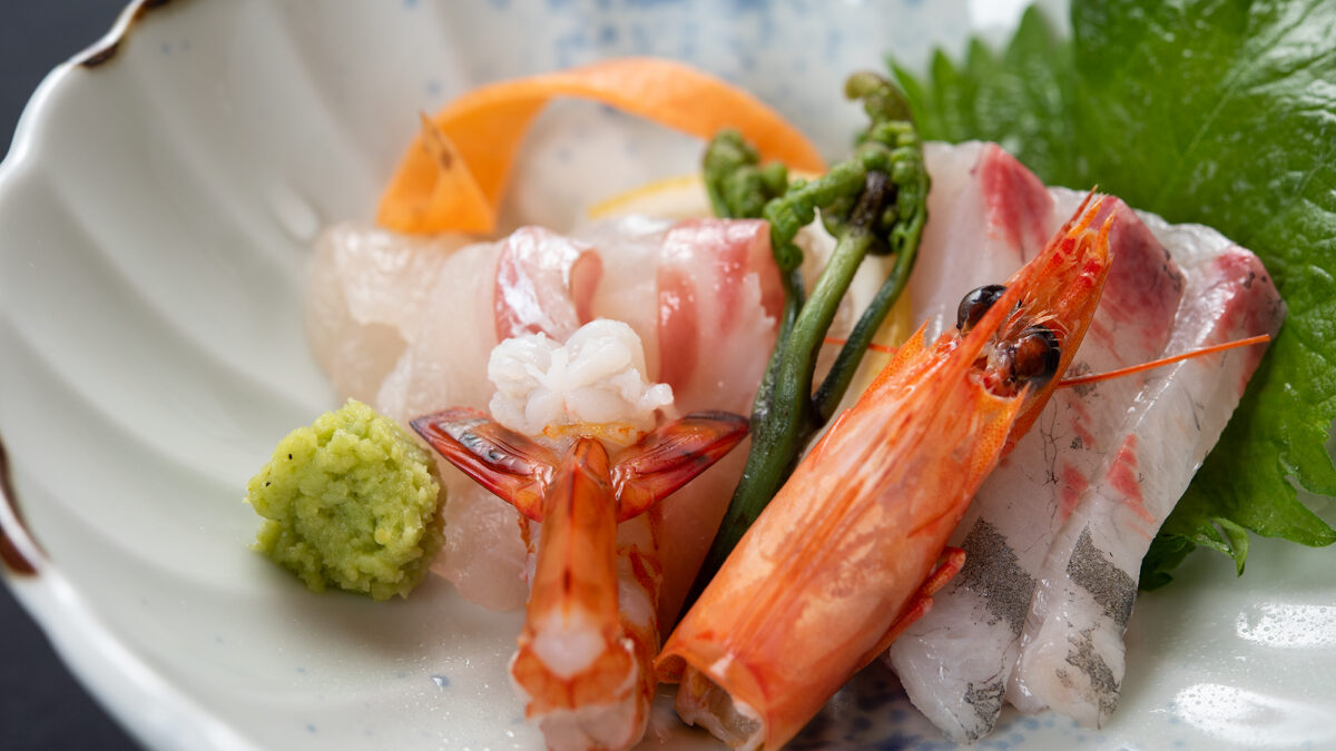 *【夕食一例/特選会席車海老など三種のお刺身をご用意。季節ごとのお魚を味わえます