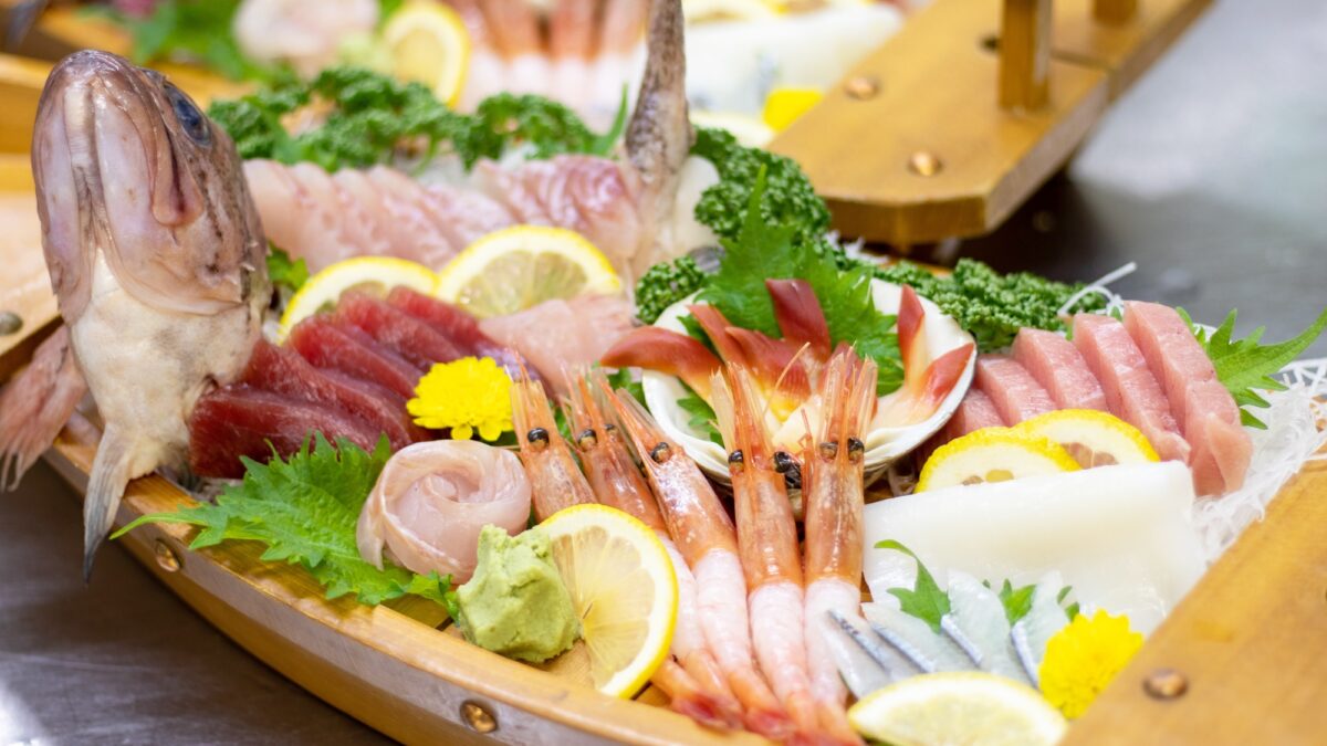 *【夕食一例旬の魚介類の舟盛