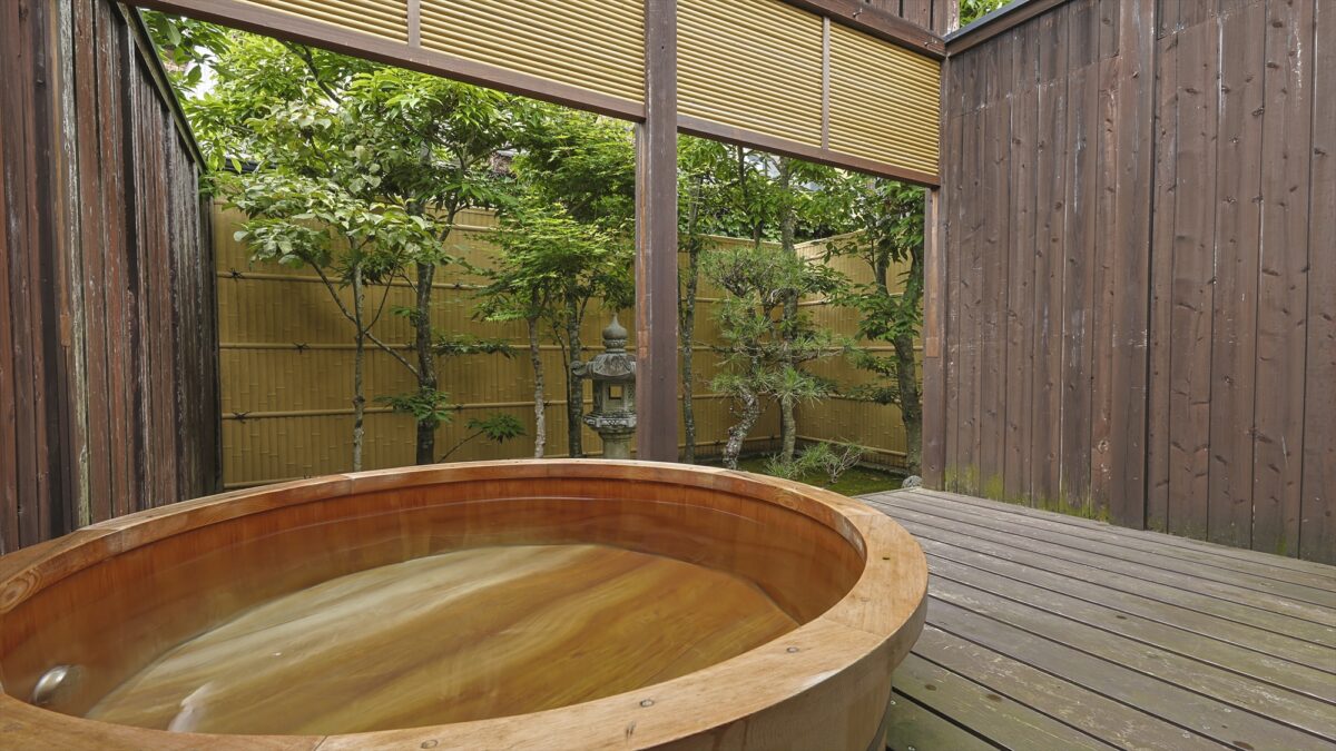 吉野杉の露天風呂と、一段高く設えた寝室と居間で異なる景色を楽しめる造りが特徴のお部屋.鹿鳴山荘(松