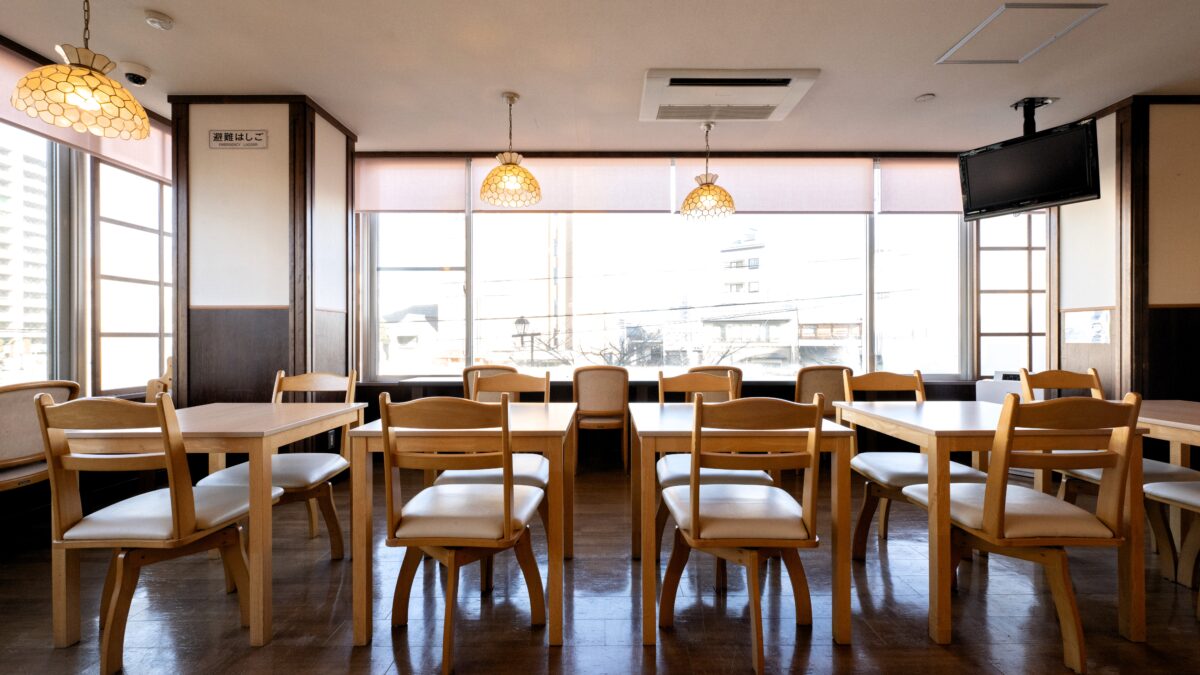 朝食会場：明るく見晴らしの良い朝食会場でごゆっくりとご朝食をお楽しみください