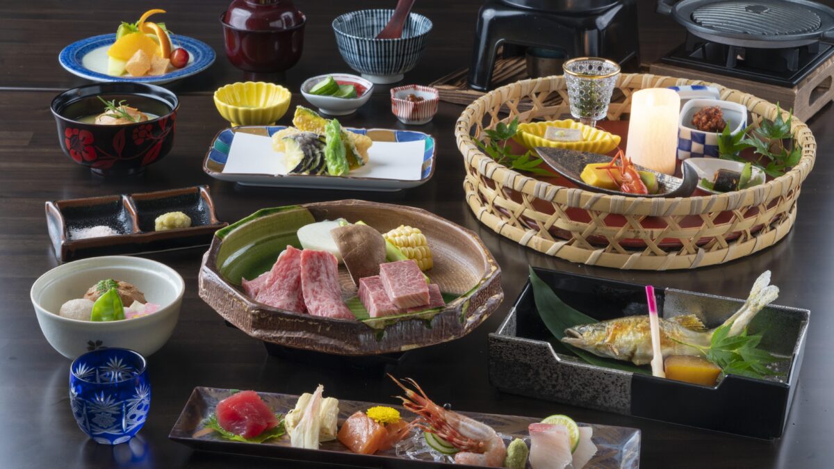 飛騨牛、鮎など地元の食材を使用した会席をおだししております（別角度 2）