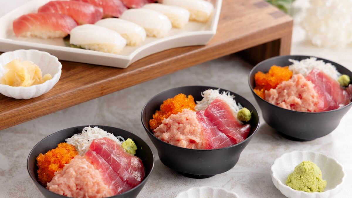 朝食ビュッフェ名物「三崎マグロ」をはじめ、好きなお魚をのせて贅沢な「セルフ海鮮丼」に！