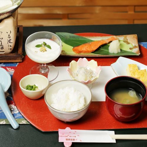 朝食 炊き立てのご飯でおもてなしいたします