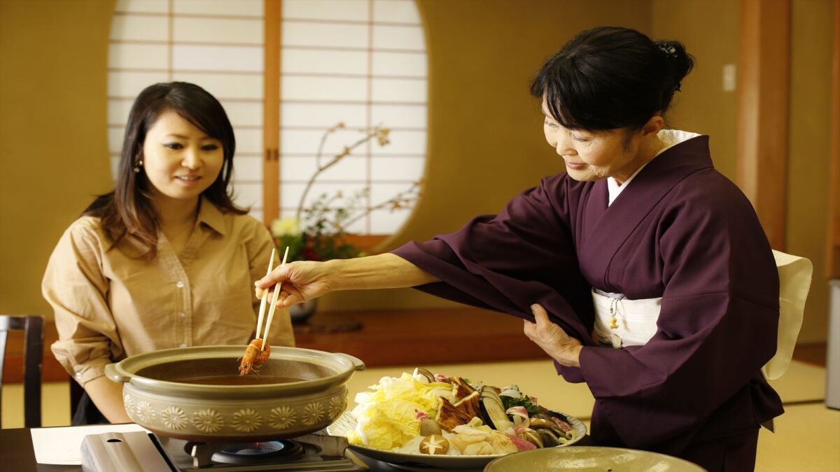 仲居さんが一品一品絶妙のタイミングでお食事をご提供