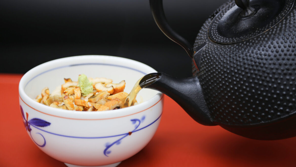 朝食：穴子めしアレンジ 出汁を注いでお茶漬けに