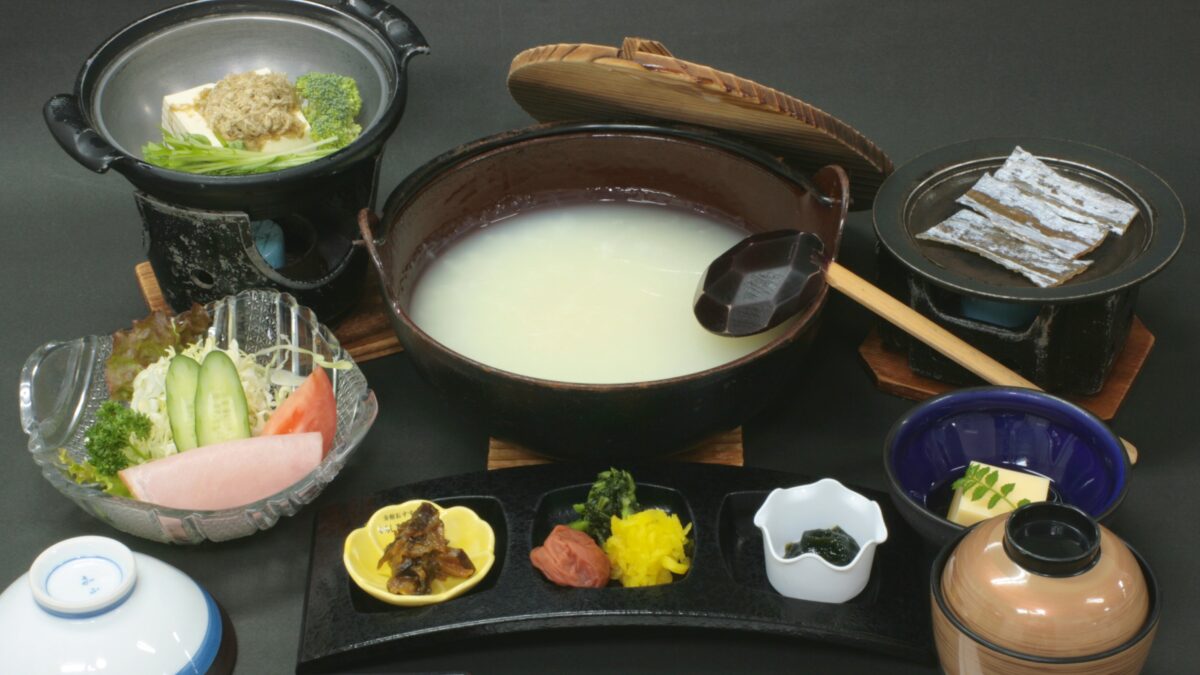 朝食は地元の素材を使った和定食